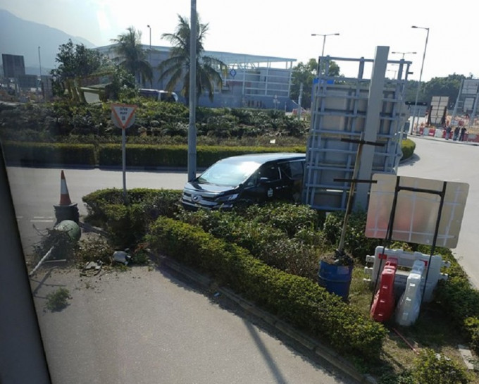 私家車撞倒電燈柱。網民Year Wong‎ 圖片