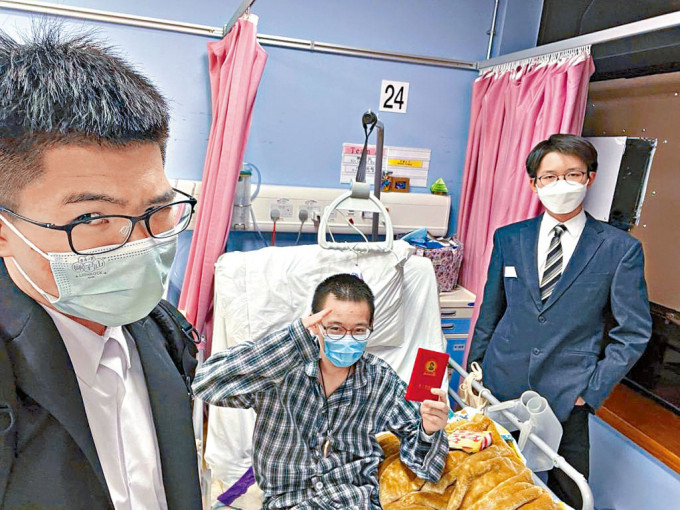 早前有两名同学到医院探望彭利潍。