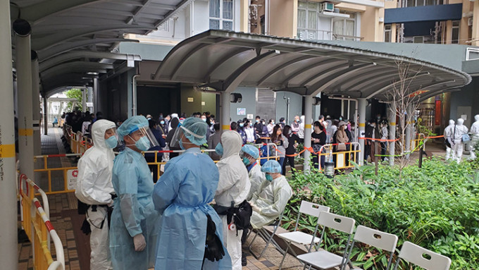 本港疫情大爆发，葵涌邨至今已发现约170宗确诊或初步确诊个案。
