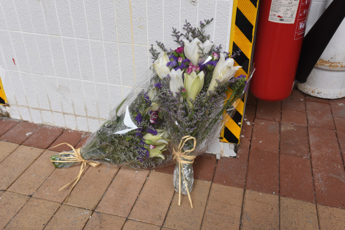 有浸大学生于中午时在现场放下鲜花悼念死者。