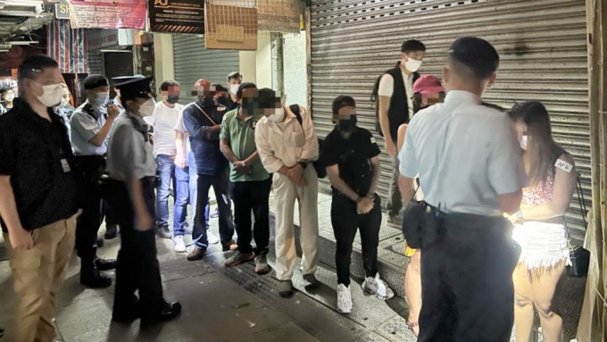 警方于中区巡查楼酒吧，拘42名男女。警方图片