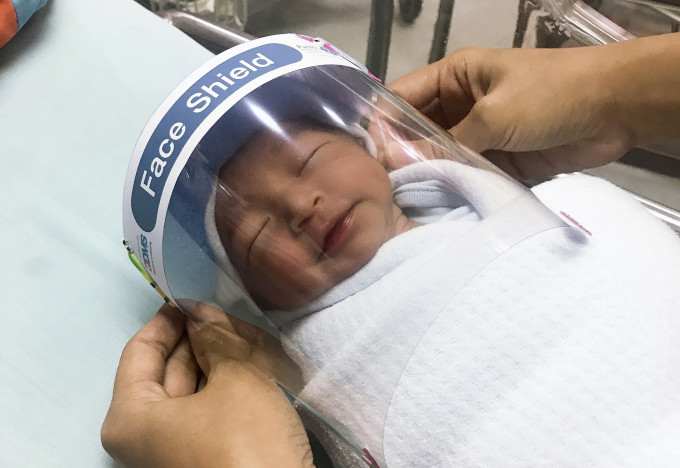 泰國一間醫院為新生嬰兒戴上透明防護面罩。 AP圖
