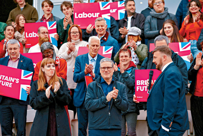 英国工党党魁施纪贤昨日前往黑池南区，恭贺党友韦伯在国会补选中胜出。