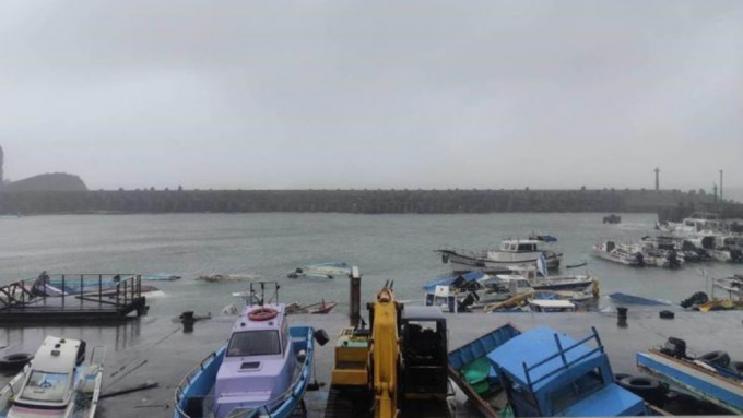 台灣蘭嶼開元港逾7成漁船被吹沉或翻側。中時新聞