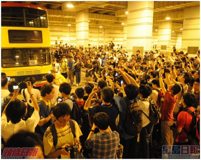逾千巴士迷欢送最后服务的16号热狗巴。资料图片