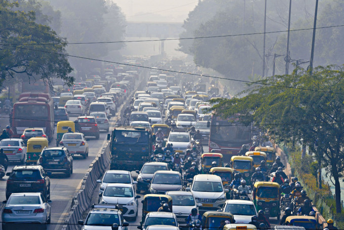 新德里汽車在毒霾中行駛。
