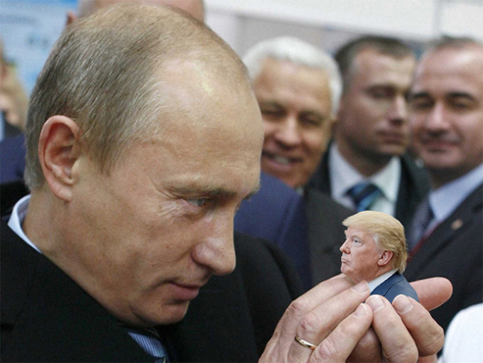 特朗普被俄羅斯總統普京雙手拿起，玩弄在指掌之間。