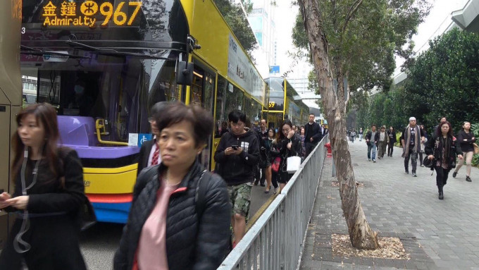 网民指，西区中山公园一带，有乘客宁愿徒步避塞车。网民Sam Chiu拍摄。