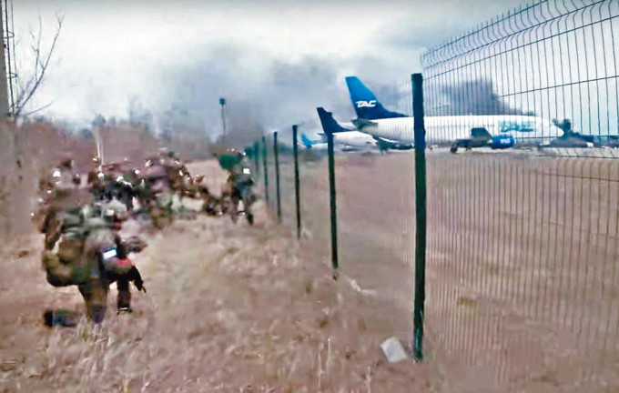俄羅斯國防部發布影片，顯示俄傘兵控制烏克蘭某個機場。