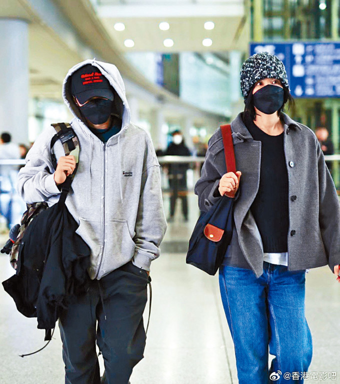 謝霆鋒與王菲日本度假完畢，於北京機場被網民捕獲。