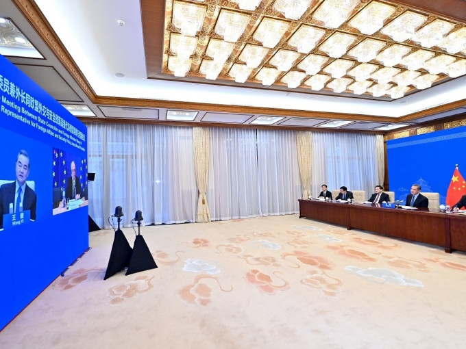 王毅与博雷利举行视像会议。新华社图片
