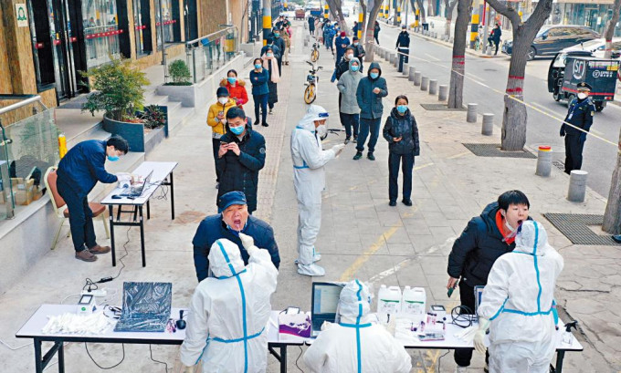 ■市民在西安市新城區排隊進行核酸檢測。