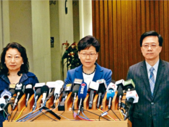 律政司司长郑若骅（左）、特首林郑月娥（中）、保安局局长李家超（右）