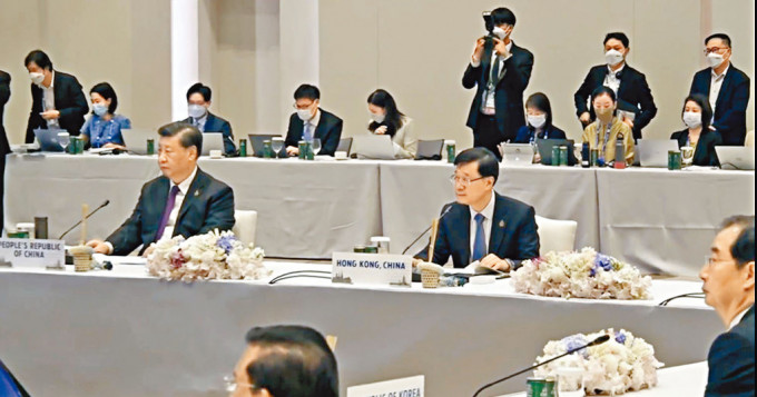 在首場領導人非正式會議，李家超被安排坐在國家主席習近平旁邊。