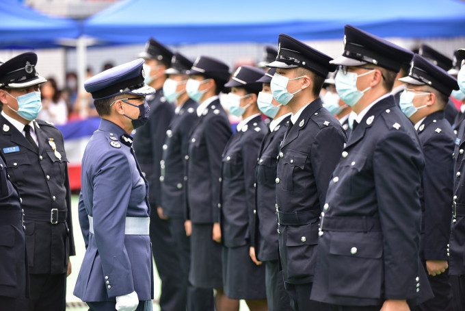 胡伟雄（左二）检阅会操队伍。政府新闻处图片