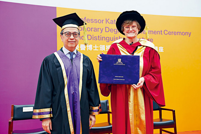 中大署理校长陈金梁教授今年8月，颁授荣誉理学博士学位予考里科教授。