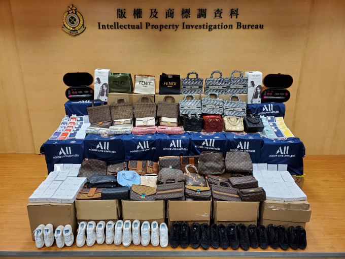 香港海关检获约2.9万件怀疑冒牌货物，估计市值约320万元。政府新闻处图片