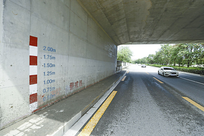 事發地的鐵路橋昨午已恢復通行，灑水車正清除橋下淤泥和水迹。