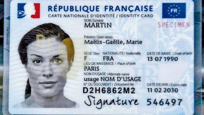 法国新版身分证在姓名、性别等各栏位皆以法英双语标注。
