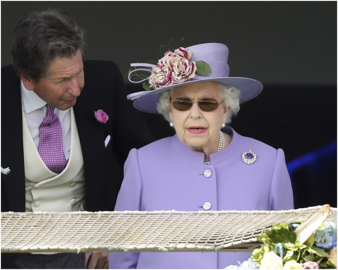 英女皇過去數周公開露面都戴上「黑超」。AP