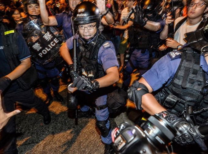 在2016年的速龍小隊制服中，肩膊上有警員編號。資料圖片