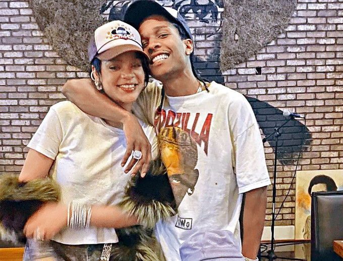 Rihanna和A$AP Rocky連續兩晚到夜店玩，更如連體嬰黐到實。