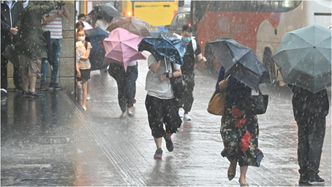 天文台今早發出黃雨警告，持續了近4小時。資料圖片