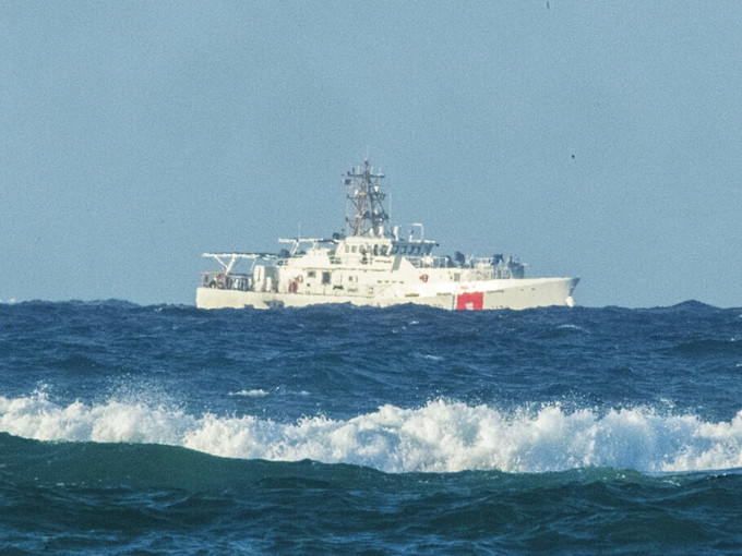 美國海岸防衛隊派船隻，在貨機出事海面搜救。AP圖片