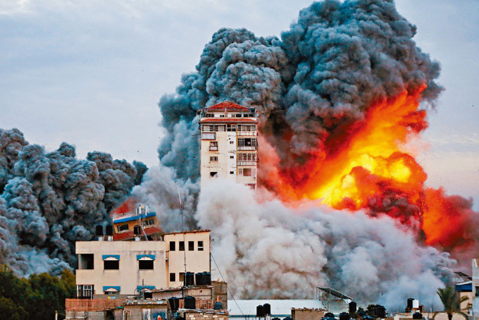 加沙地带一幢高楼上周六遭以军空袭，冒出浓烟及火焰。