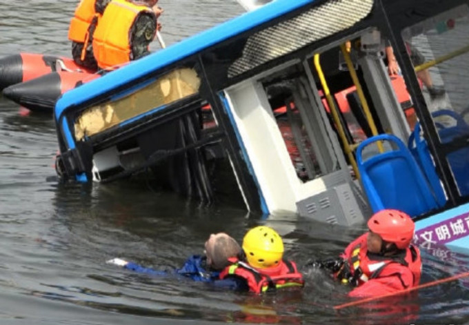 貴州安順發生慘劇，一輛載有多名考生的巴士衝入水庫，造成21人死亡，當中5人為學生，司機張包鋼身亡。 網圖