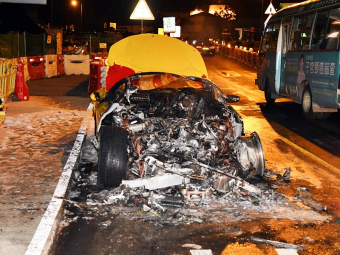 法拉利車廂及車尾嚴重焚毀。