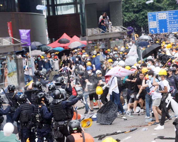 杨志刚综合片段见到，有示威者掷砖手法纯熟，冲击时冷静凶狠。资料图片