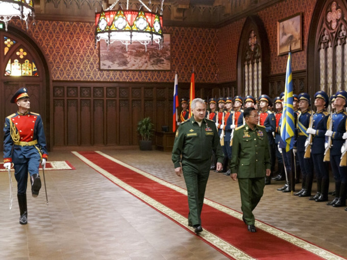 敏昂萊(右)到俄羅斯出席國際安全會議。AP圖
