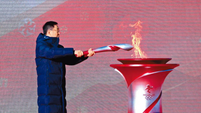 國家副總理韓正昨主持儀式及點燃名為「飛揚」的火炬後，一千二百火炬手傳遞行動正常展開。
