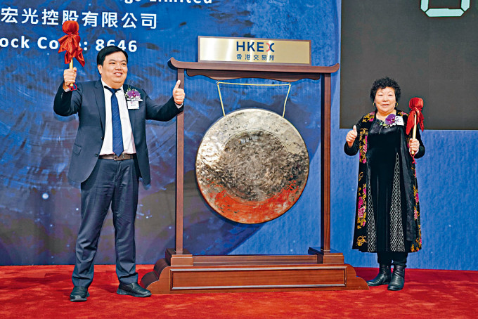 中国宏光股价昨日上演高台跳水。图为宏光行政总裁魏佳坤(左)。　　