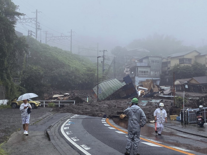 多棟建築物與多輛汽車遭土石流淹沒。AP