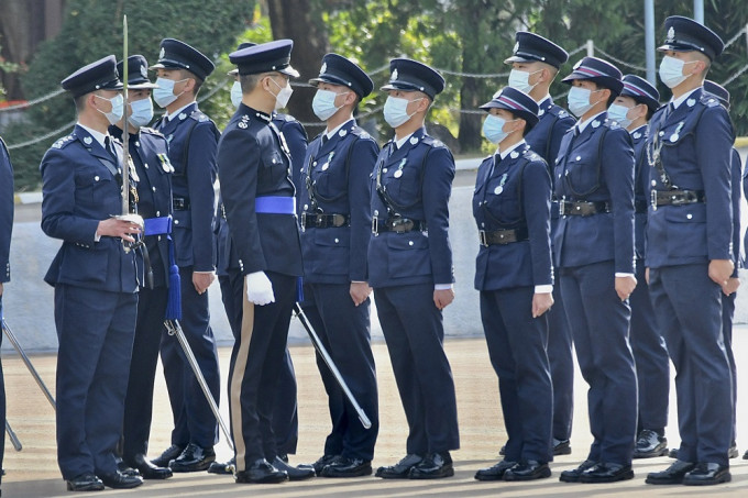 警务处处长萧泽颐(前排左二)出席香港警察学院结业典礼。 卢江球摄