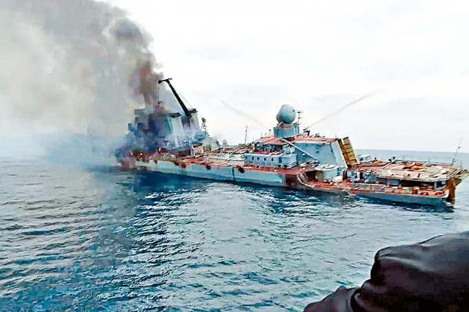 影像顯示俄黑海艦隊旗艦「莫斯科號」上月中起火冒煙。