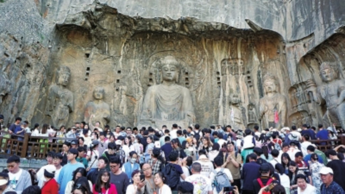 游客在河南洛阳龙门石窟景区挤满游客。新华社