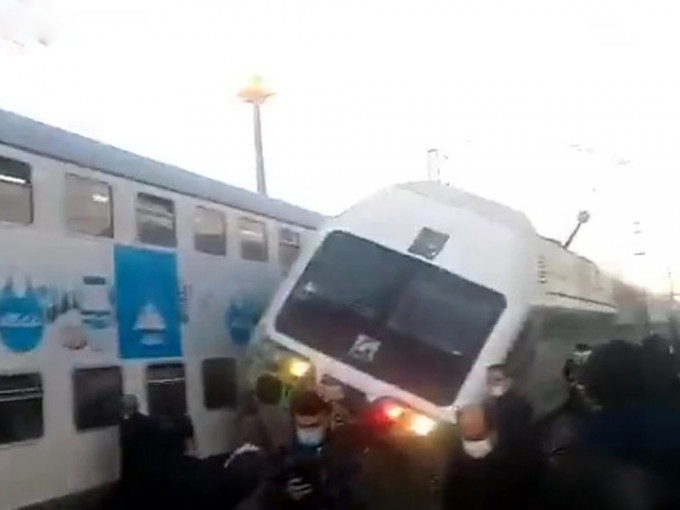 伊朗德黑兰火车相撞出轨，至少22人受伤。网图