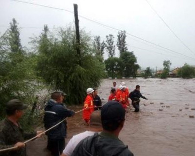 救援人员疏散村民。