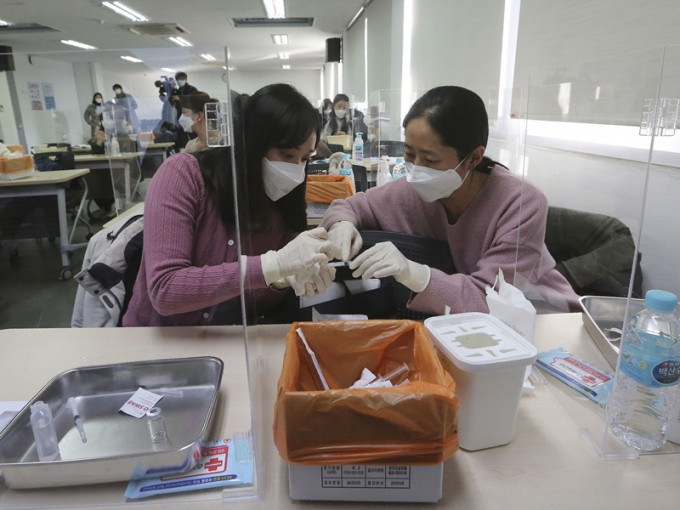 南韩医护人员正学习注射疫苗。AP