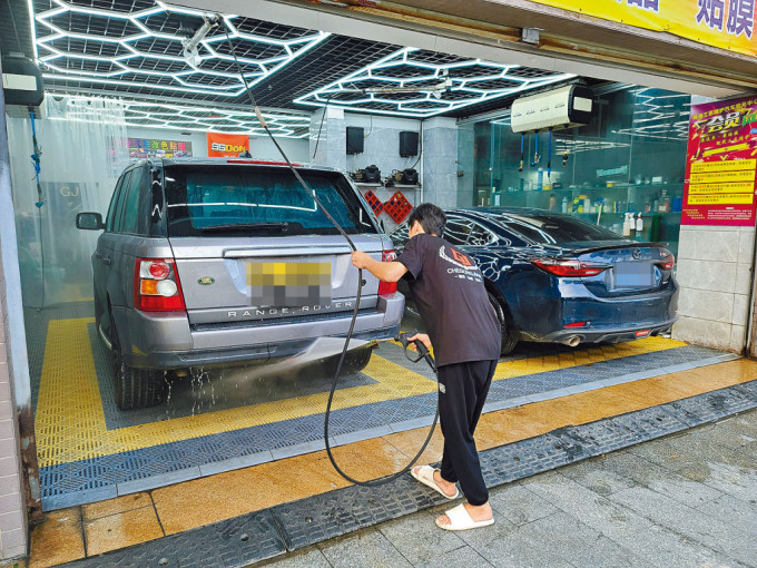 在珠海灣仔洗車的價格約70多元人民幣，比香港收費約200至300元便宜很多。