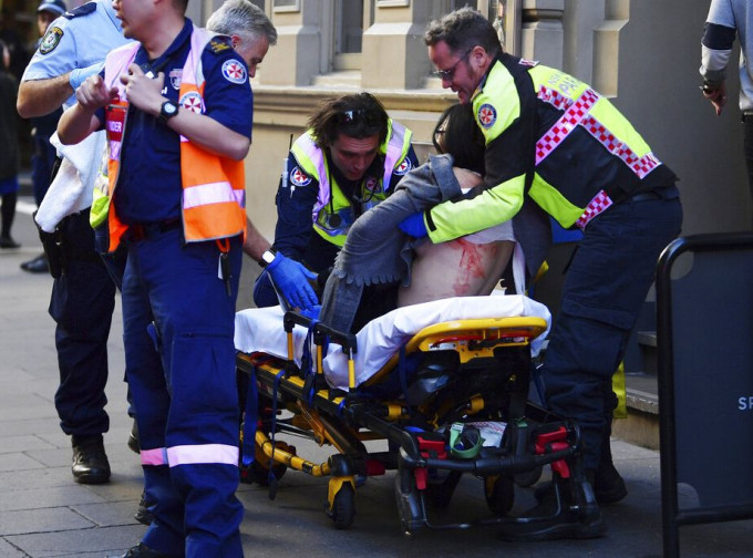 雪梨市中心发生当街斩人案。AP