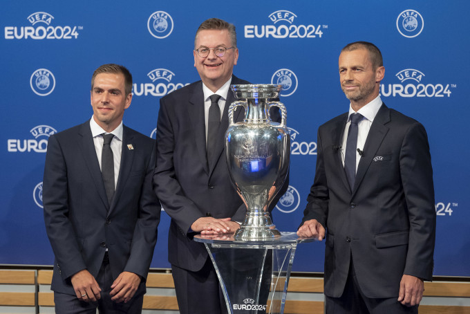 德國奪二四歐國盃主辦權，以大使身分為國爭辦的名宿拿姆(左)應記一功。AP