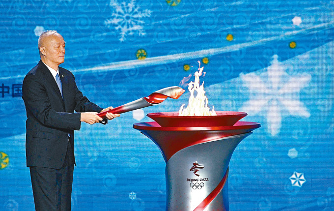 北京冬奥组委主席蔡奇点燃火种台。　