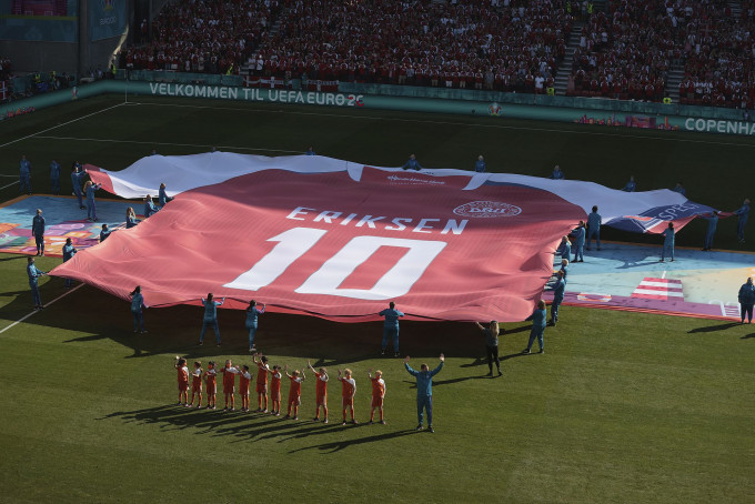 工作人員開賽前展示巨型10號球衣，向仍在留醫的丹麥球星基斯甸艾歷臣打氣。AP