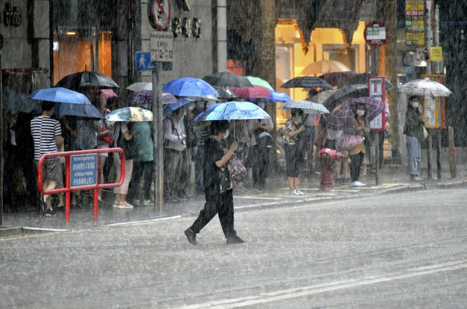 天文台預測今晚及明早有雨。資料圖片