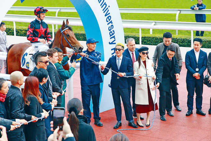 ■城城新馬「舞士精神」首次出戰便大熱勝出，他開心地與愛妻方媛齊拉頭馬。