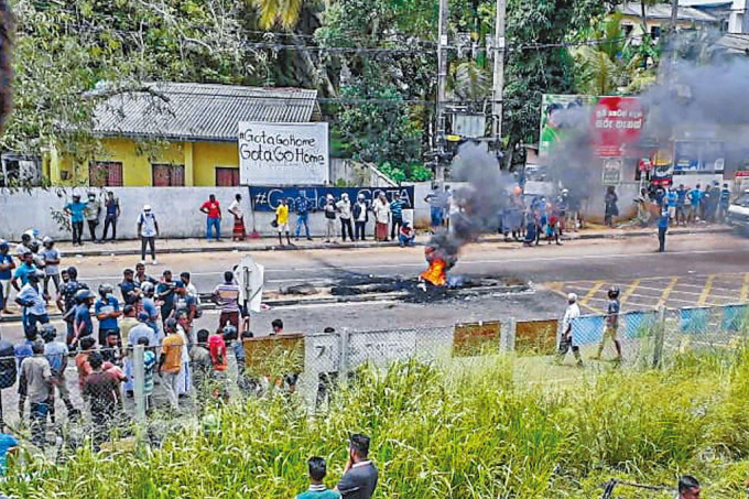 斯里蘭卡蘭巴卡那鎮周二有示威群眾堵路。
